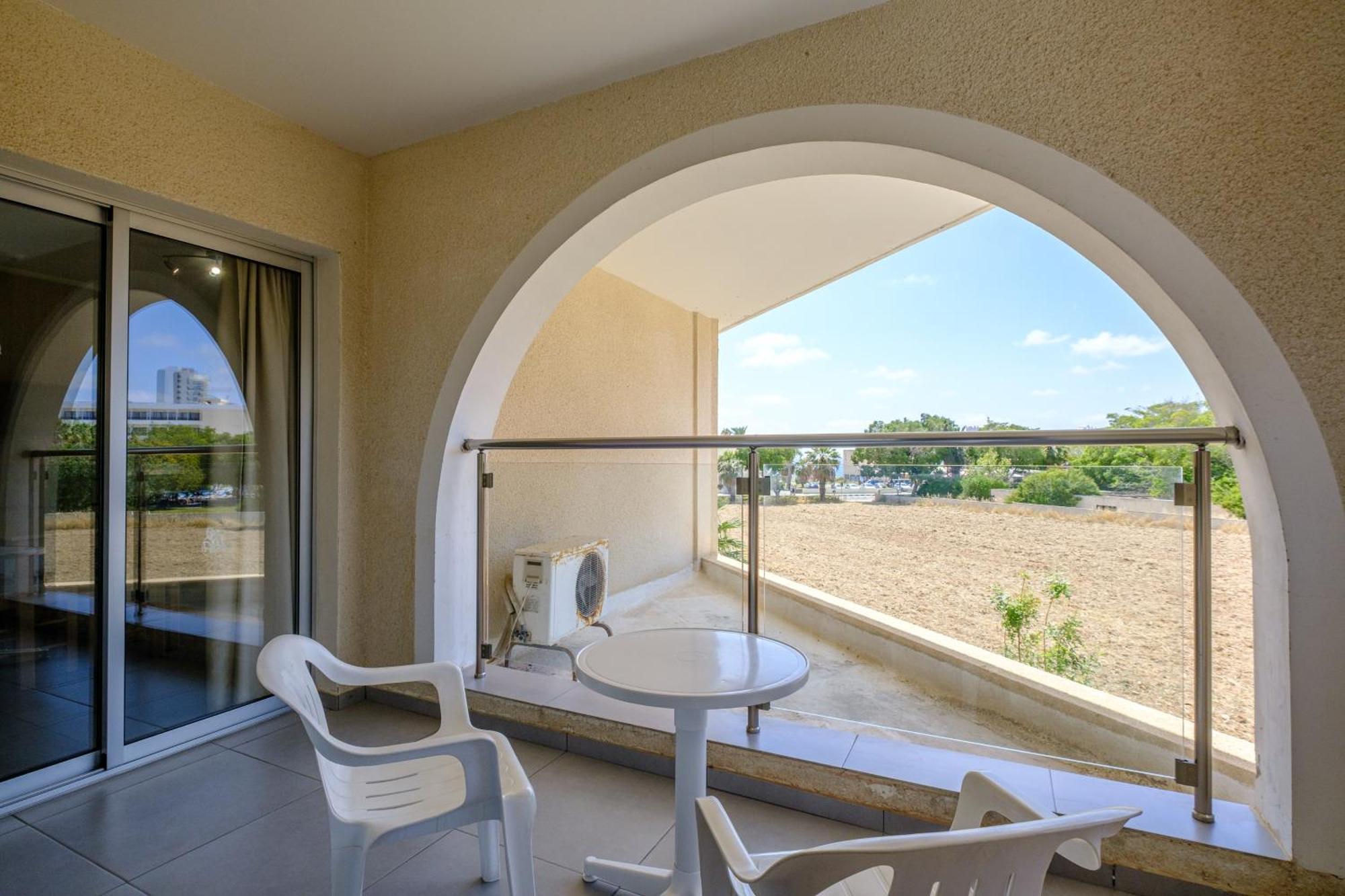 Deluxe One-Bedroom Apartment
